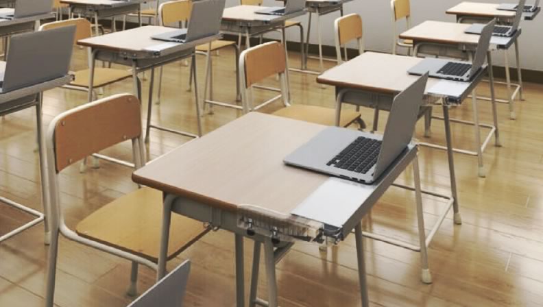 スライドストッパーを設置した学生机